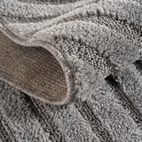 Close-up van Vloerkleed 'Zen Arches' - Zilver Japandi Design met Textuur