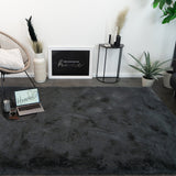 Fluffy vloerkleed antraciet in woonkamer - luxe en zacht sfeerbeeld