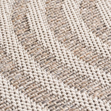 Beige geweven vloerkleed met een organisch lijnenspel in Japandi-stijl, liggend op een lichte houten vloer in een minimalistisch interieur.