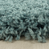 Zacht hoogpolig Shaggy vloerkleed in de kleur blauw in een moderne woonkamer setting