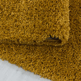 Zacht hoogpolig Shaggy vloerkleed in de kleur goud in een moderne woonkamer setting