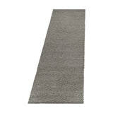 Zacht hoogpolig Shaggy loper in de kleur groen-beige in een moderne woonkamer setting