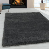 Zwarte hoogpolig fluffy shaggy vloerkleed voor een openhaard