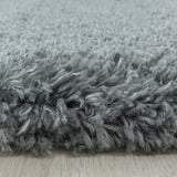 Close-up Grijze hoogpolig fluffy shaggy vloerkleed