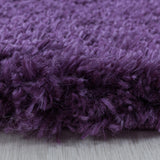 Close-up Paarse hoogpolig fluffy shaggy vloerkleed