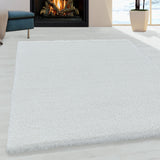 wit hoogpolig fluffy shaggy vloerkleed voor de openhaard