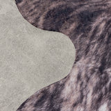 Dierenprint vloerkleed in bruin en wit kleuren met de achterzijde in beeld