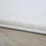 Close-up van creme superzachte hoogpolig pluche vloerkleed