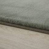 Close-up van groene superzachte hoogpolig pluche vloerkleed
