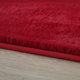 Close-up van rode superzachte hoogpolig pluche vloerkleed