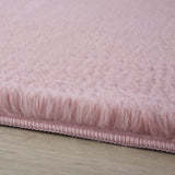 Close-up roze superzachte hoogpolig pluche vloerkleed