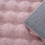 Detailfoto en achterzijde van zacht roze tapijt met golvend patroon 3D effect