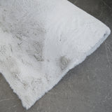 KNUFFEL fluffy vloerkleed lichtgrijs - close-up zachte hoogpolige structuur
