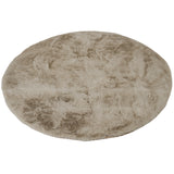 Rond fluffy vloerkleed licht taupe - sfeerfoto in interieur