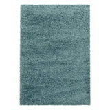 Zacht hoogpolig Shaggy vloerkleed in de kleur blauw in een moderne woonkamer setting