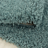 Zacht hoogpolig Shaggy vloerkleed in de kleur blauw in een moderne woonkamer setting