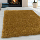 Zacht hoogpolig Shaggy vloerkleed in de kleur goud in een moderne woonkamer setting