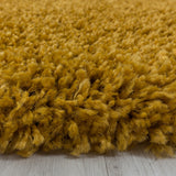 Zacht hoogpolig Shaggy vloerkleed in de kleur goud in een moderne woonkamer setting