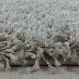 Zacht hoogpolig Shaggy vloerkleed in de kleur groen-beige in een moderne woonkamer setting