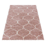 Hoogpolig Salsa Shaggy vloerkleed met modern ruitpatroon roze
