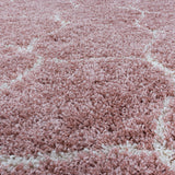 Hoogpolig Salsa Shaggy vloerkleed met modern ruitpatroon roze