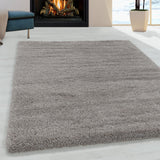 Beige hoogpolig fluffy shaggy vloerkleed voor openhaard