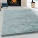 Blauwe hoogpolig fluffy shaggy vloerkleed voor een openhaard