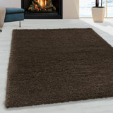 Bruine hoogpolig fluffy shaggy vloerkleed voor openhaard