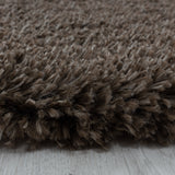 Close-up Bruine hoogpolig fluffy shaggy vloerkleed