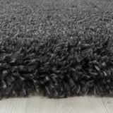 Close-up Zwarte hoogpolig fluffy shaggy vloerkleed