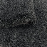 Zijaanzicht Zwarte hoogpolig fluffy shaggy vloerkleed
