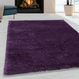 Paarse hoogpolig fluffy shaggy vloerkleed voor een openhaard 
