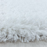 Close-up foto wit hoogpolig fluffy shaggy vloerkleed