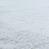 Detailfoto wit hoogpolig fluffy shaggy vloerkleed