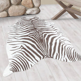 Zebra print vloerkleed op een houten vloer in een woonkamer setting 
