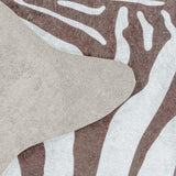 Zebra print vloerkleed met een zicht van de achterzijde 