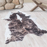 Dierenprint vloerkleed in bruin en wit kleuren op een houtenvloer in een woonkamer setting