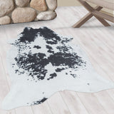 Zwart witte dierenprint vloerkleed op een houtenvloer in de woonkamer 