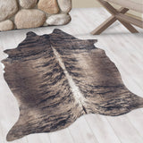 Kunstkoeienhuid vloerkleed Brindle bruin grijs in een modern interieur met houten vloer.