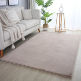 beige superzachte hoogpolig pluche vloerkleed in een woonkamer setting