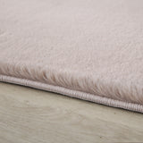 Close-up van beige superzachte hoogpolig pluche vloerkleed