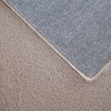 Achterzijde van beige superzachte hoogpolig pluche vloerkleed