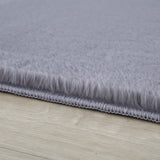 Close-up van grijze superzachte hoogpolig pluche vloerkleed