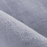 Detailfoto van grijze superzachte hoogpolig pluche vloerkleed