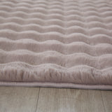 Close-up van zacht beige tapijt met golvend patroon 3D effect 