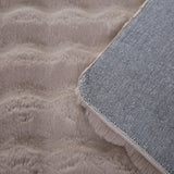 Detailfoto en achterzijde van zacht beige tapijt met golvend patroon 3D effect 