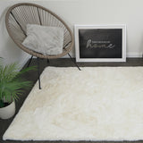Fluffy vloerkleed ivoor wit in woonkamer - warm en zacht sfeerbeeld