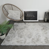Fluffy vloerkleed lichtgrijs in woonkamer - modern en zacht sfeerbeeld