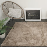 Fluffy vloerkleed licht taupe in woonkamer - warm en zacht sfeerbeeld