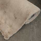 KNUFFEL fluffy vloerkleed licht taupe - close-up zachte hoogpolige structuur